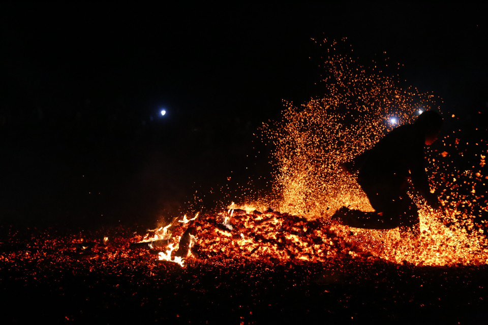 Hình ảnh đặc sắc trong lễ Nhảy lửa của người Pà Thẻn ở huyện Lâm Bình. (Ảnh: Nam Sương/TTXVN)