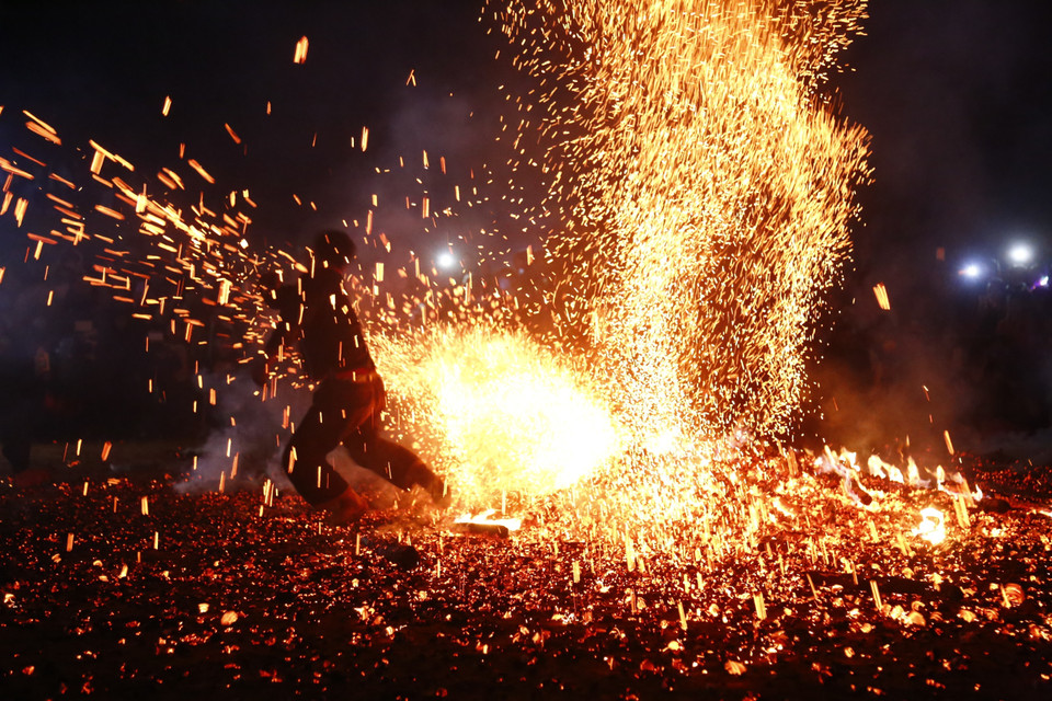  Nhảy lửa là lễ hội tiêu biểu của người Pà Thẻn, thường được tổ chức vào ngày 16 tháng Giêng Âm lịch hằng năm để tạ ơn thần linh phù hộ cho một năm mùa màng tốt tươi, cuộc sống no ấm, dân làng khỏe mạnh không ốm đau bệnh tật. (Ảnh: Nam Sương/TTXVN)