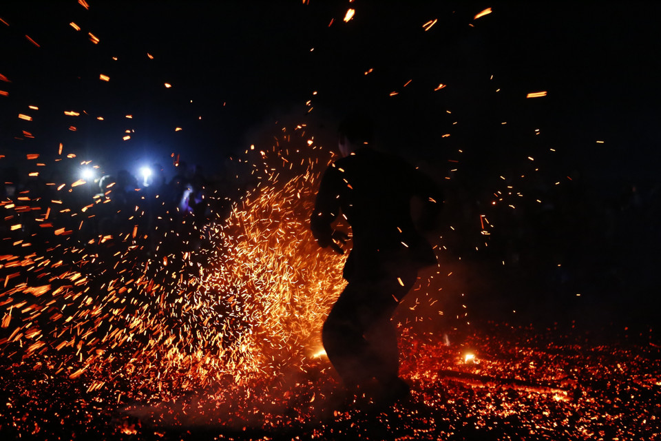 Năm 2012, Bộ trưởng Bộ Văn hóa Thể thao và Du lịch đã đưa lễ hội Nhảy lửa của người Pà Thẻn cào Danh mục di sản văn hóa phi vật thể quốc gia đợt 1, nhằm bảo tồn và phát huy một lễ hội độc đáo, mang đậm bản sắc văn hóa tộc người và thu hút được đông đảo cộng đồng tham gia. (Ảnh: Nam Sương/TTXVN)