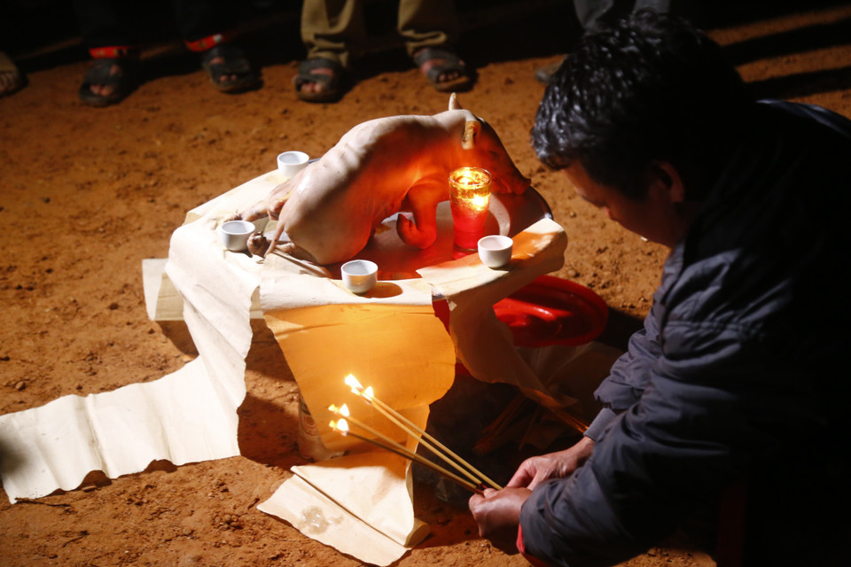 Mâm lễ cúng trong nghi thức nhảy lửa của người Pà Thẻn. (Ảnh: Nam Sương/TTXVN)