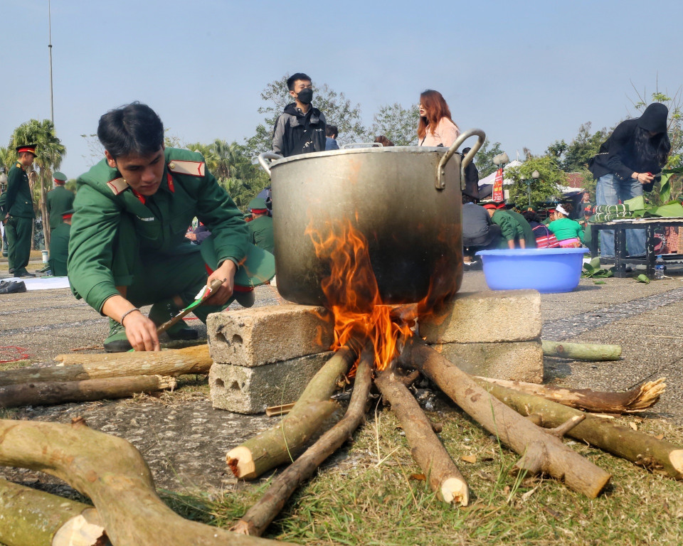 Các chiến sỹ bộ đội tham gia gói bánh chưng xanh tại Làng Văn hóa-Du lịch các dân tộc Việt Nam. (Ảnh: Tuấn Đức/TTXVN)