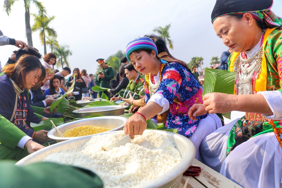 Đồng bào dân tộc tham gia gói bánh chưng. (Ảnh: Tuấn Đức/TTXVN)