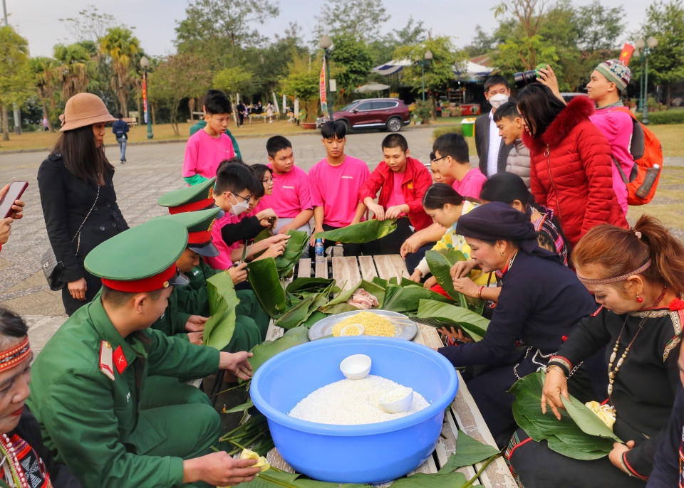Hoạt động gói bánh chưng thu hút đông người tham gia. (Ảnh: Tuấn Đức/TTXVN)