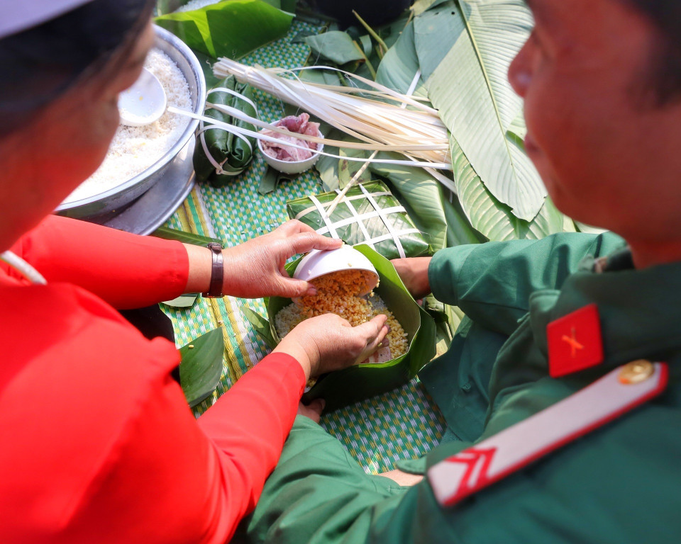 Chiến sỹ và đồng bào tham gia gói Bánh chưng xanh tại Làng Văn hóa-Du lịch các dân tộc Việt Nam. (Ảnh: Tuấn Đức/TTXVN)