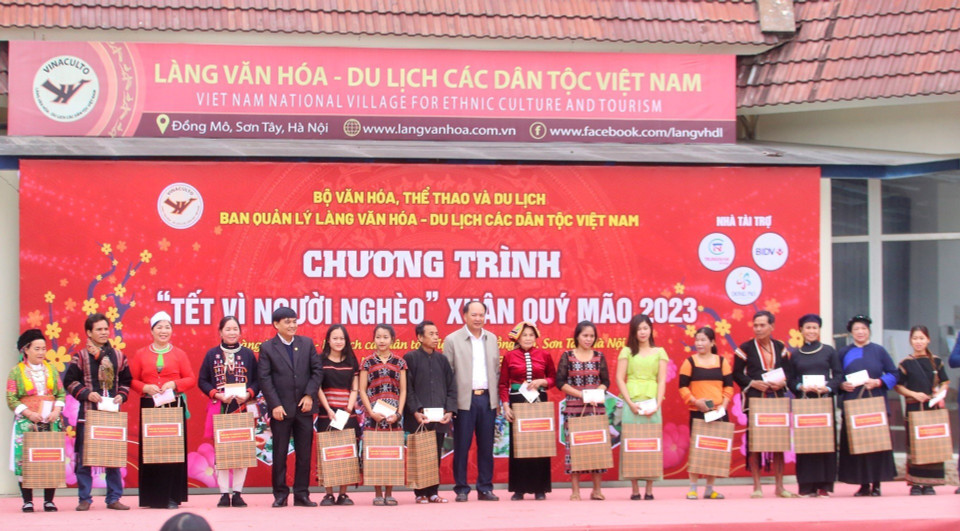 Tặng quà cho cộng đồng các dân tộc tại Làng Văn hóa-Du lịch các dân tộc Việt Nam. (Ảnh: Tuấn Đức/TTXVN)