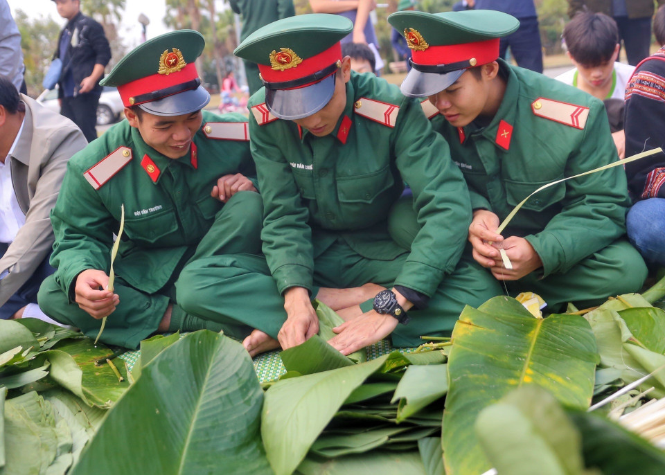 Các chiến sỹ bộ đội tham gia gói bánh chưng xanh tại Làng Văn hóa-Du lịch các dân tộc Việt Nam. (Ảnh: Tuấn Đức/TTXVN)