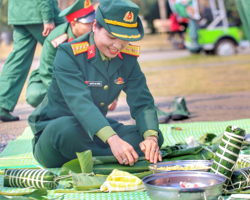 Hình ảnh các chiến sỹ bộ đội tham gia gói bánh chưng xanh. (Ảnh: Tuấn Đức/TTXVN)