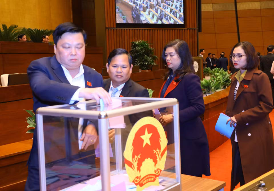 Đại biểu Quốc hội bỏ phiếu miễn nhiệm Chủ tịch nước Nguyễn Xuân Phúc. (Ảnh: Văn Điệp/TTXVN)