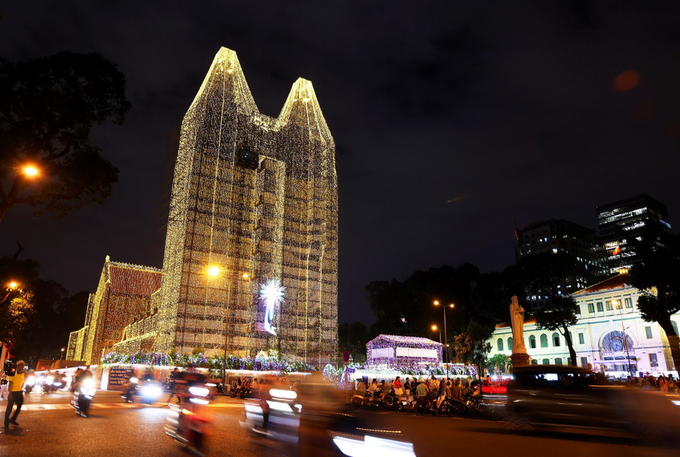 Nhà thờ Đức Bà Sài Gòn lung linh đón Giáng sinh 2024. (Ảnh: Hồng Đạt/TTXVN)