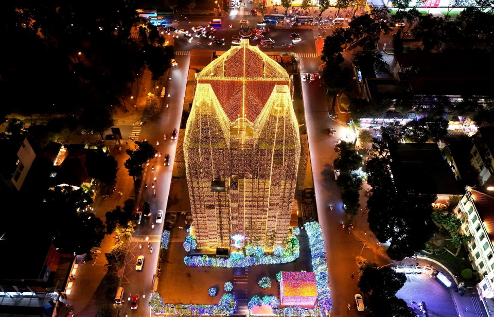 Nhà thờ được trang hoàng bởi 500.000m dây đèn led vào tối 6/12/2024. (Ảnh: Hồng Đạt/TTXVN)
