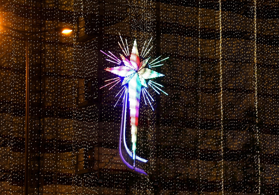 Ngôi sao Giáng sinh Bethlehem gắn ở giữa hai tháp chuông nhà thờ với ánh đèn nhiều màu sắc. (Ảnh: Hồng Đạt/TTXVN)