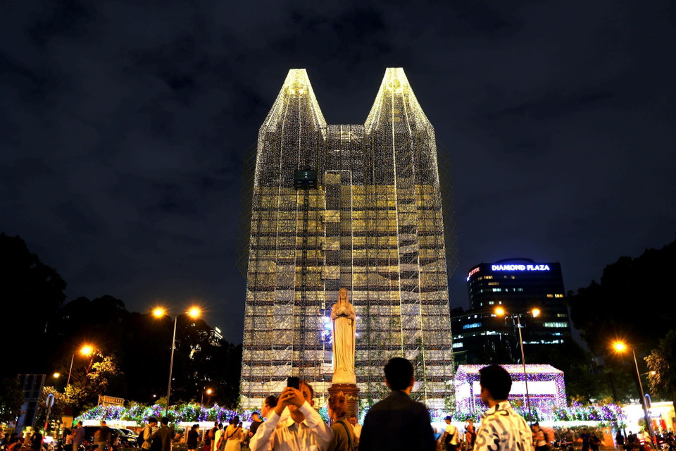 Tượng Đức Mẹ phía trước Nhà thờ Đức Bà Sài Gòn lung linh trước Giáng sinh 2024. (Ảnh: Hồng Đạt/TTXVN)