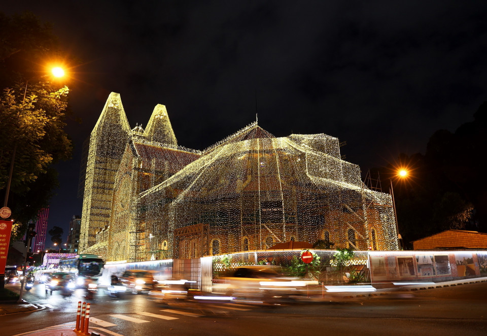 Nhà thờ được trang hoàng bởi 500.000m dây đèn LED vào tối 6/12/2024. (Ảnh: Hồng Đạt/TTXVN)