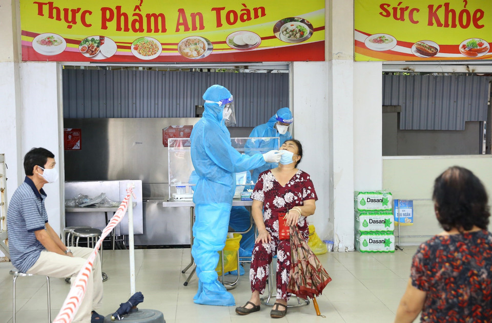 Lấy mẫu xét nghiệm cho những người dân có nguy cơ cao của phường Bạch Mai (quận Hai Bà Trưng) sáng 10/8. (Ảnh: Hoàng Hiếu/TTXVN)