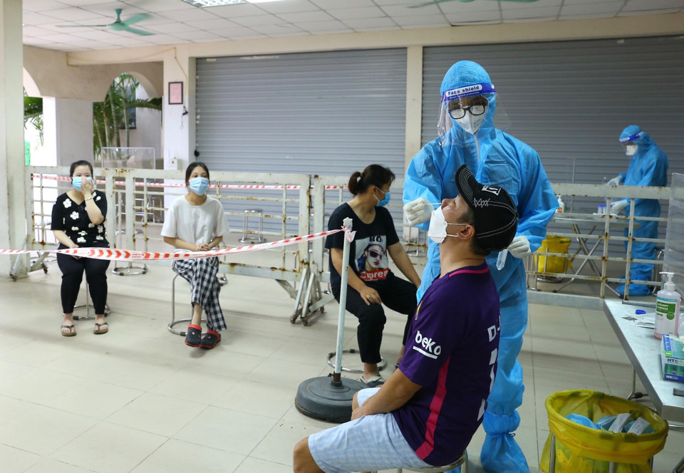 Người dân phường Phan Chu Trinh (quận Hoàn Kiếm) chờ lấy mẫu xét nghiệm COVID-19, sáng 10/8. (Ảnh: Tuấn Đức/TTXVN)