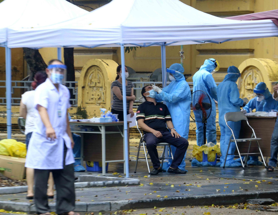 Đối tượng lấy mẫu bao gồm người đang sinh sống tại các nơi có nhiều bệnh nhân, nhiều ổ dịch, mật độ dân cư lớn, giao lưu đi lại nhiều có nguy cơ bùng phát dịch bệnh. (Ảnh: Tuấn Đức/TTXVN)
