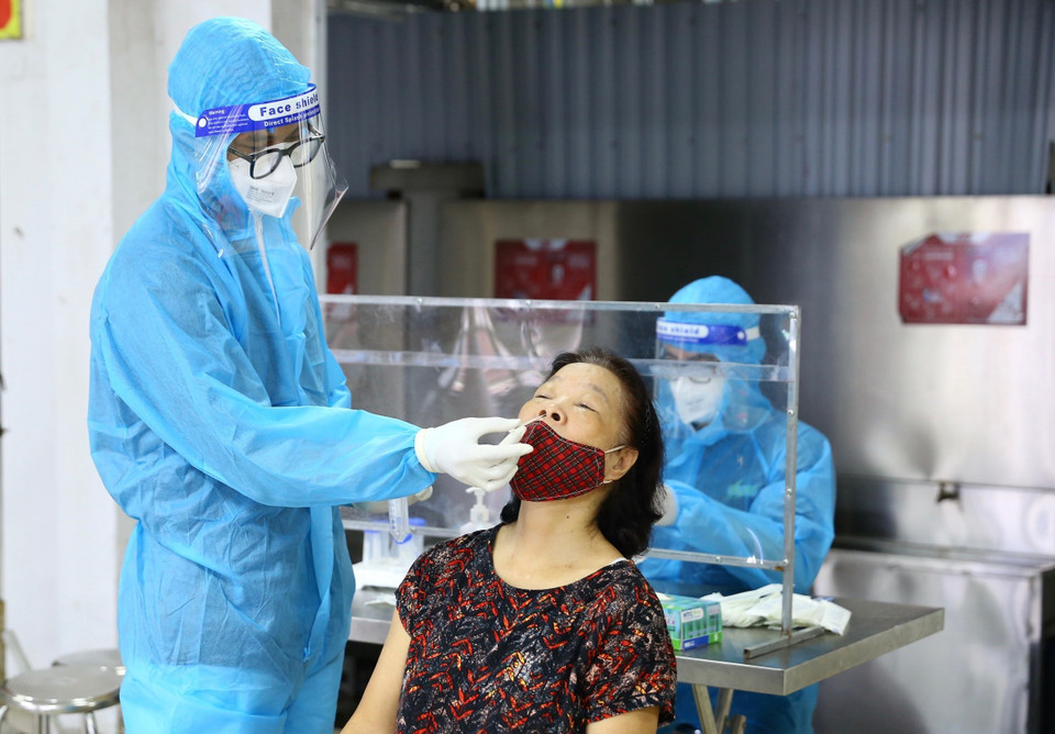 Từ ngày 10 đến ngày 17/8/2021, Thành phố Hà Nội mở đợt cao điểm lấy mẫu xét nghiệm SARS-CoV-2 cho khu vực và nhóm người nguy cơ cao. (Ảnh: Tuấn Đức/TTXVN)