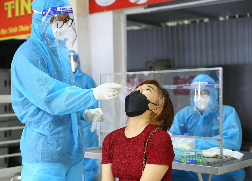 Lực lượng y tế mẫu xét nghiệm cho người dân phường Bạch Mai (quận Hai Bà Trưng) sáng 10/8. (Ảnh: Hoàng Hiếu/TTXVN)