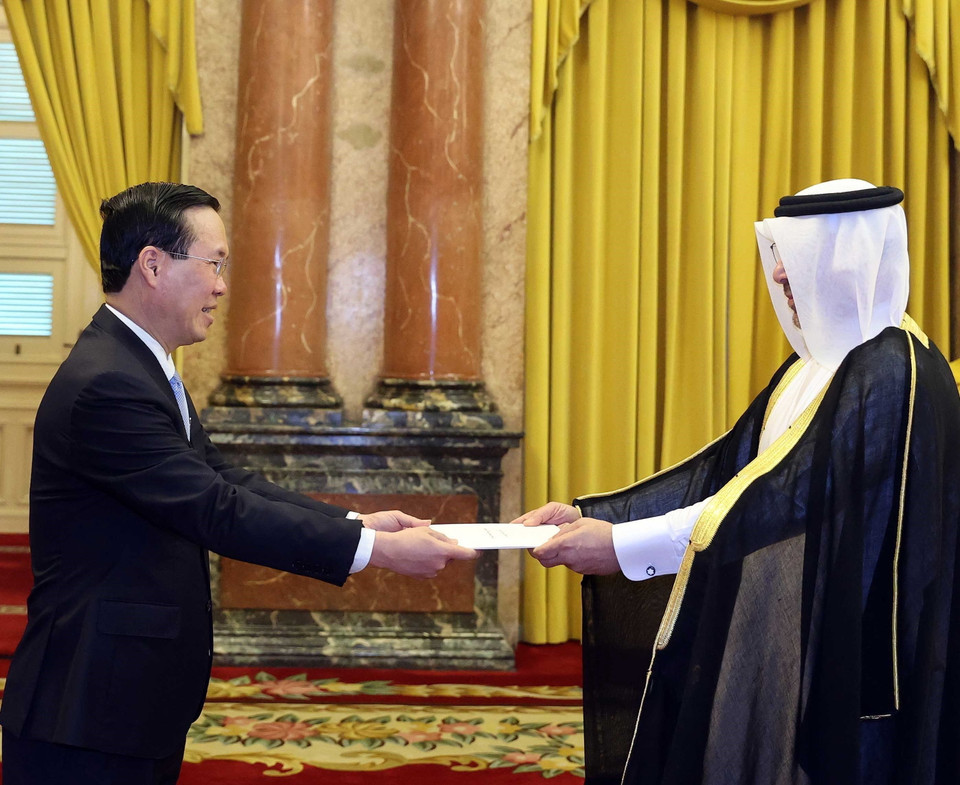 Chủ tịch nước Võ Văn Thưởng nhận Quốc thư từ Đại sứ Qatar Khalid Ali Abdullah Abel. (Ảnh: Thống Nhất/TTXVN)