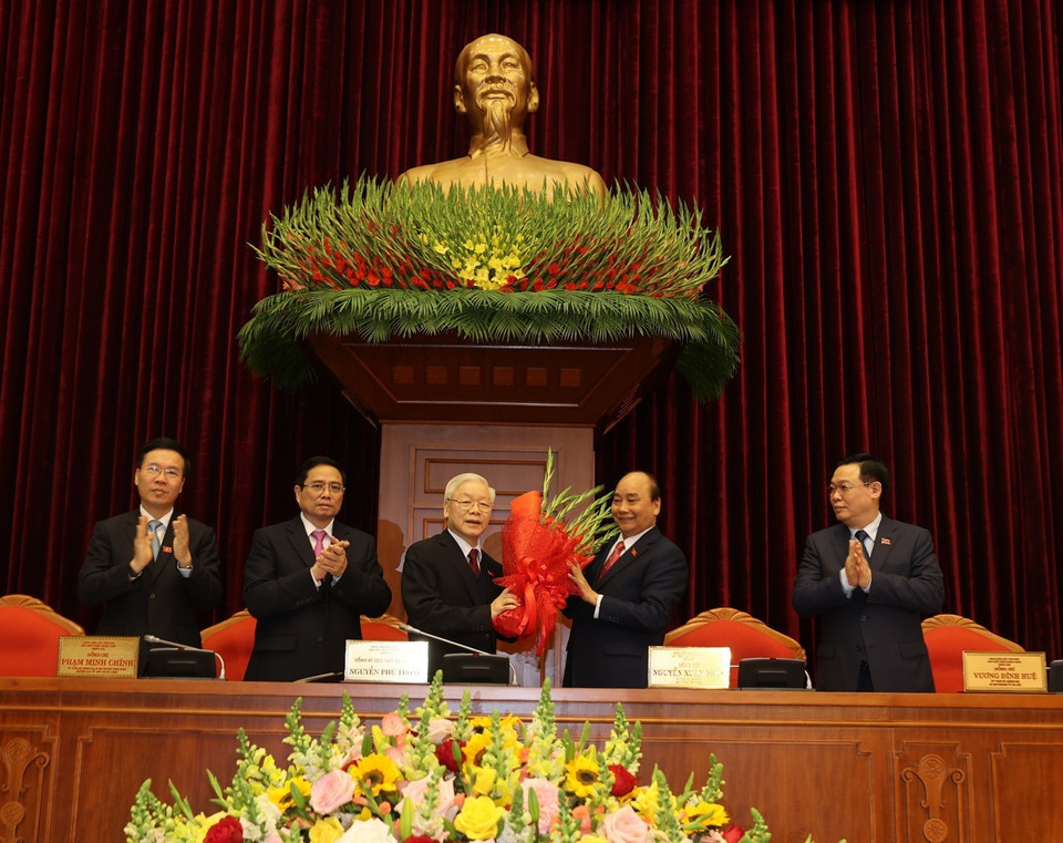 Thay mặt Bộ Chính trị, đồng chí Nguyễn Xuân Phúc, Thủ tướng Chính phủ tặng hoa chúc mừng đồng chí Nguyễn Phú Trọng được tín nhiệm bầu làm Tổng Bí thư Ban Chấp hành Trung ương Đảng Cộng sản Việt Nam khóa XIII. (Ảnh: Trí Dũng/TTXVN)