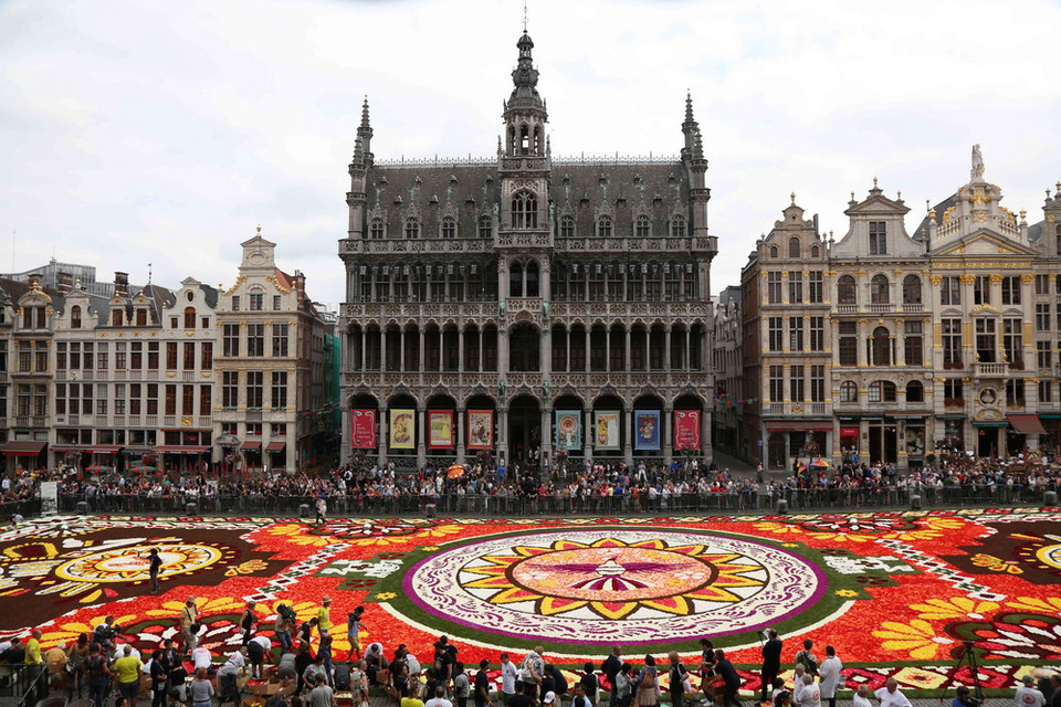 Tấm thảm hoa khổng lồ tại quảng trường trung tâm Grand Place ở Brussels ngày 16/8. (Ảnh: THX/TTXVN)