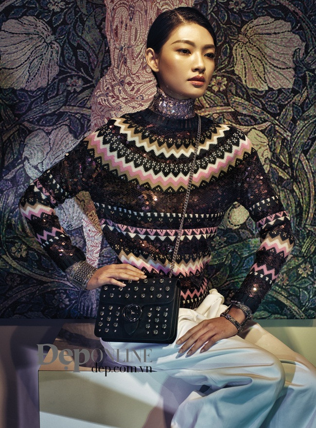 Chi tiết kim sa trên áo, vòng tay ánh kim cùng thiết kế túi xách đính kim loại dày đặc không chỉ thể hiện rõ nét xu hướng Futuristic, mà còn tạo nên sự đồng điệu với không gian đậm chất nghệ thuật (áo, quần Dior, túi xách Gucci, vòng tay Chanel).