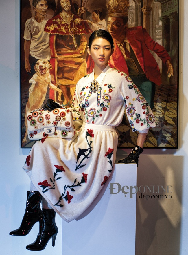 Họa tiết hoa đa dạng trên các mẫu trang phục và phụ kiện làm nên bức tranh hết sức sinh động cho mùa Chớm Thu 2015 (áo, váy, túi xách Chanel, giày Dior).