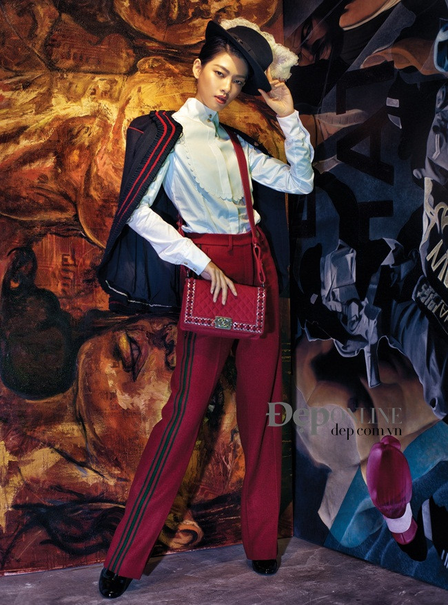 Tông màu đỏ rượu và thiết kế mang cảm hứng cổ điển làm nên vẻ sang trọng cho quý cô hiện đại bên cạnh những đường nét trang trí tạo điểm nhấn nhẹ nhàng và tinh tế (quần, áo, giày, phụ kiện Chanel).