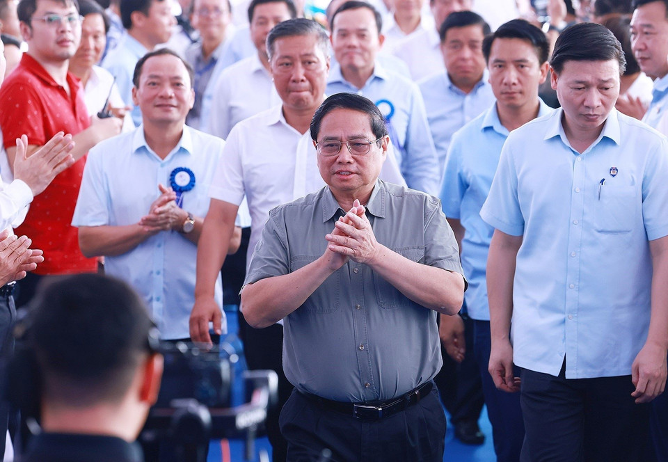 Thủ tướng Phạm Minh Chính đến dự Lễ khánh thành Dự án đường dây 500kV mạch 3 tại điểm cầu Phố Nối (Hưng Yên). (Ảnh: Dương Giang/TTXVN)