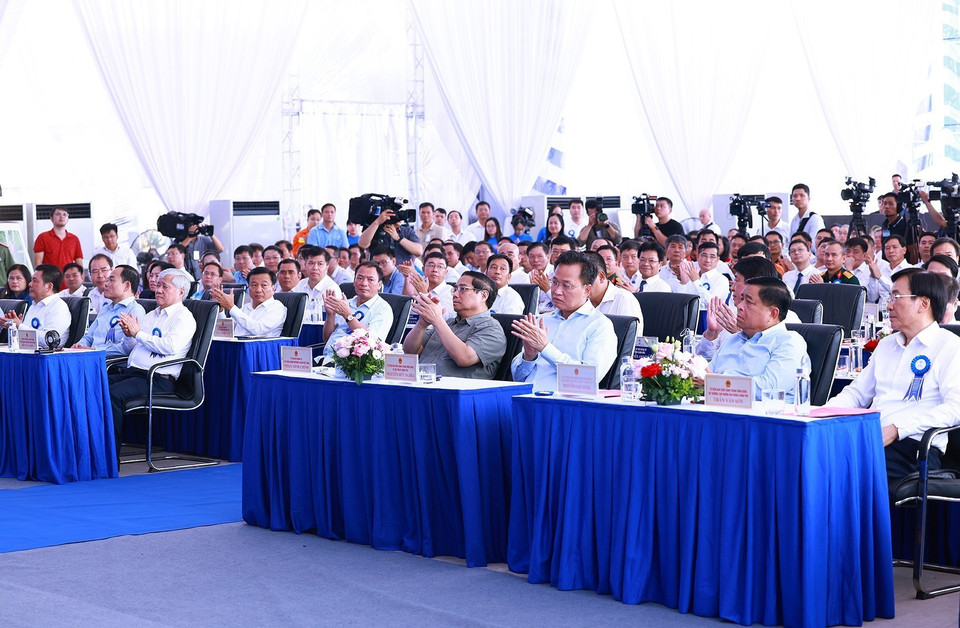 Thủ tướng Phạm Minh Chính và các đại biểu dự Lễ khánh thành các dự án đường dây 500kV mạch 3 tại điểm cầu Phố Nối (Hưng Yên). (Ảnh: Dương Giang/TTXVN)