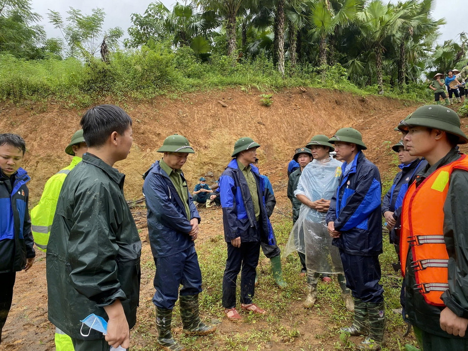 Lãnh đạo huyện Bảo Yên tại hiện trường chỉ đạo công tác khắc phục hậu quả lũ ống, lũ quét. (Ảnh: TTXVN phát)