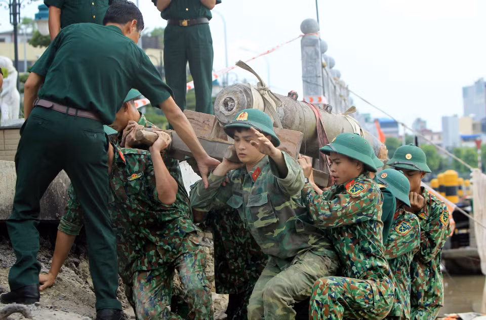 Các lực lượng chức năng di dời quả bom tại khu vực cầu mới sông Tam Bạc, khu vực phường Hạ Lý, quận Hồng Bàng tới nơi hủy nổ. (Ảnh: An Đăng/TTXVN)
