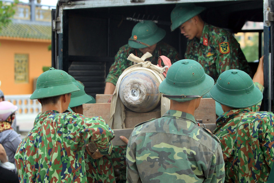 Các lực lượng chức năng di dời quả bom tại khu vực cầu mới sông Tam Bạc, khu vực phường Hạ Lý, quận Hồng Bàng tới nơi hủy nổ. (Ảnh: An Đăng/TTXVN)