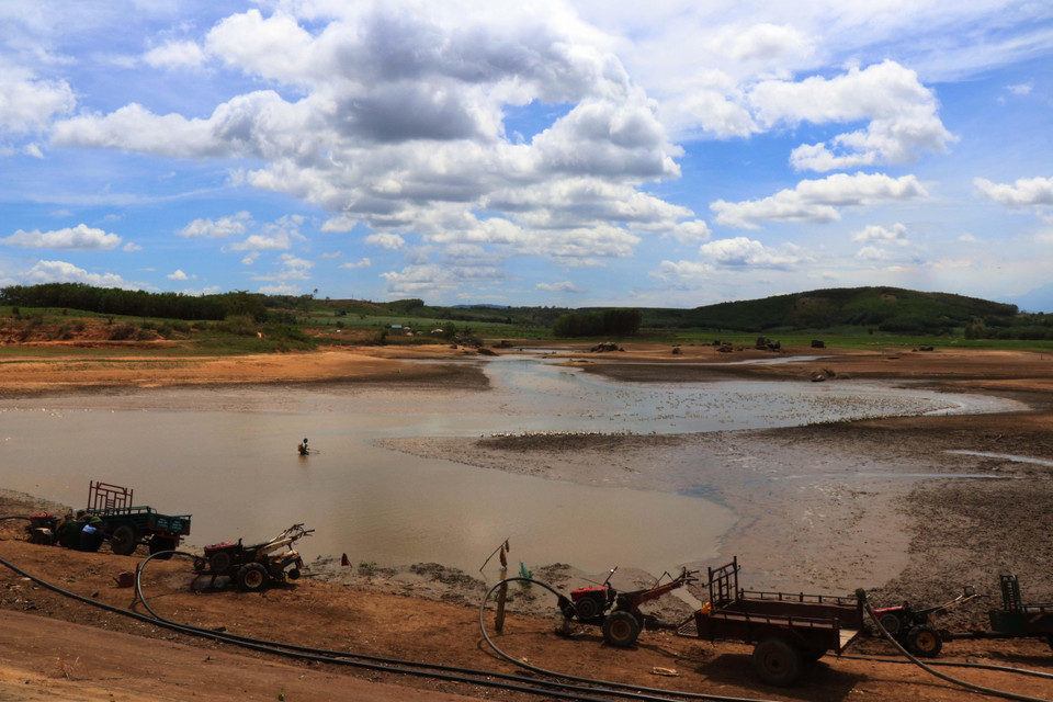 Người dân thị trấn M’Đrắk, huyện M’Đrắk phải dùng máy bơm hút những vũng nước còn lại tại hồ Ea Kpal để chống hạn cứu lúa. (Ảnh: Tuấn Anh/TTXVN)