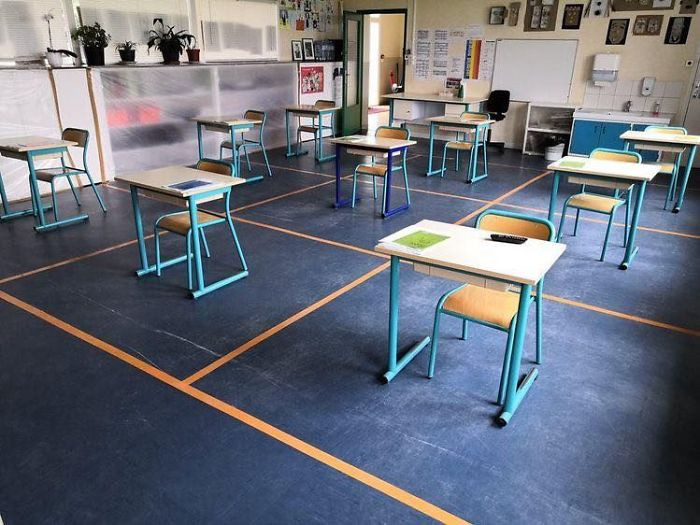 Lớp học này sử dụng băng dính để phân vùng từng họcsinh. (Nguồn: Boredpanda)