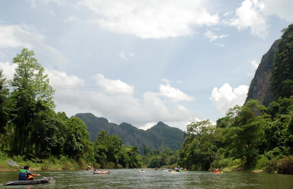 Được hòa mình vào cảnh quan thiên nhiên hùng vĩ là điều khiến du khách vô cùng thích thú. (Ảnh: Phạm Kiên/Vietnam+)