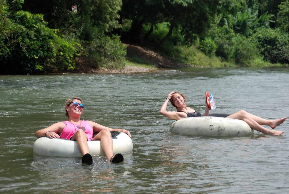 Với những ai thích thưởng ngoạm cảnh sông núi nhưng không muốn mạo hiểm có thể chơi Tubing. (Ảnh: Phạm Kiên/Vietnam+)