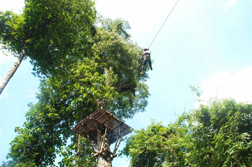 Những người thích mạo hiểm hơn có thể chơi trò Zipline. (Ảnh: Phạm Kiên/Vietnam+)