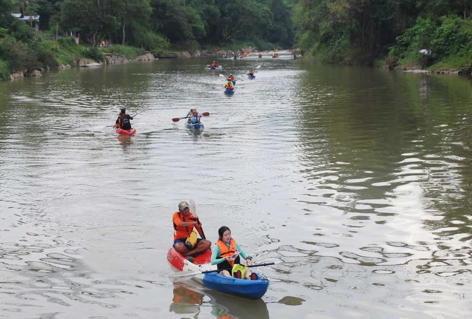 Đi thuyền Kayak dành cho những người thích mạo hiểm, thích khám phá chính bản thân. (Ảnh: Phạm Kiên/Vietnam+)