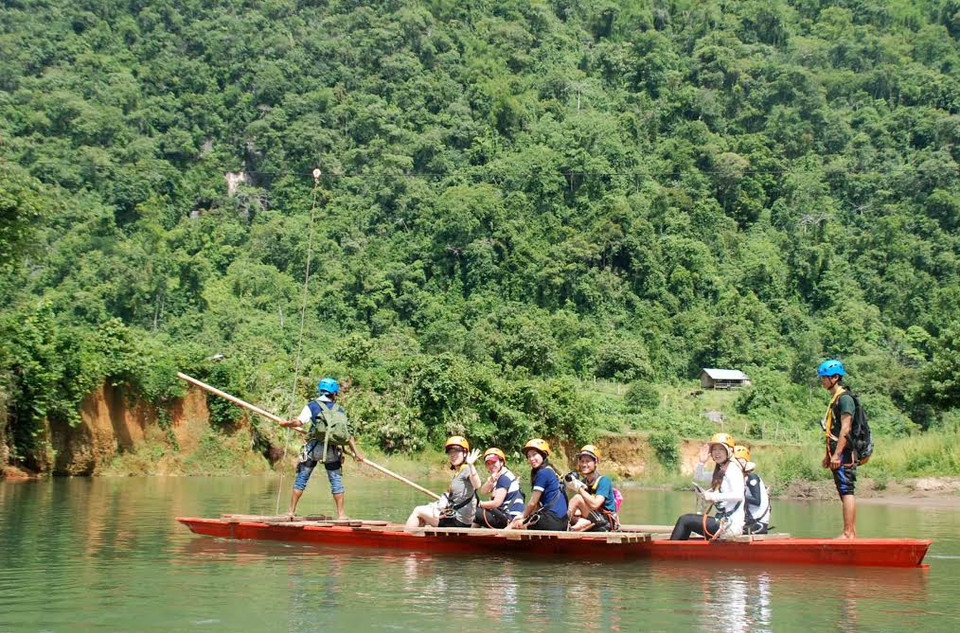 Một nhóm du khách Hàn Quốc đang qua dòng Nam Son để thử cảm giác mạnh với trò Zipline. (Ảnh: Phạm Kiên/Vietnam+)
