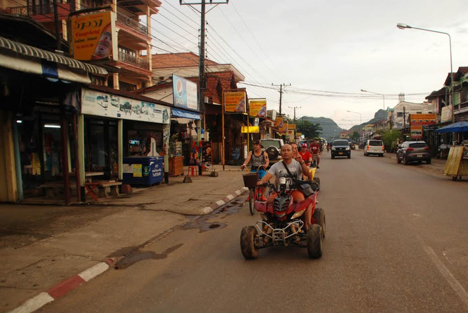 Nếu thích tự mình thăm thú, du khách có thể thuê xe đạp hoặc xe địa hình. (Ảnh: Phạm Kiên/Vietnam+)