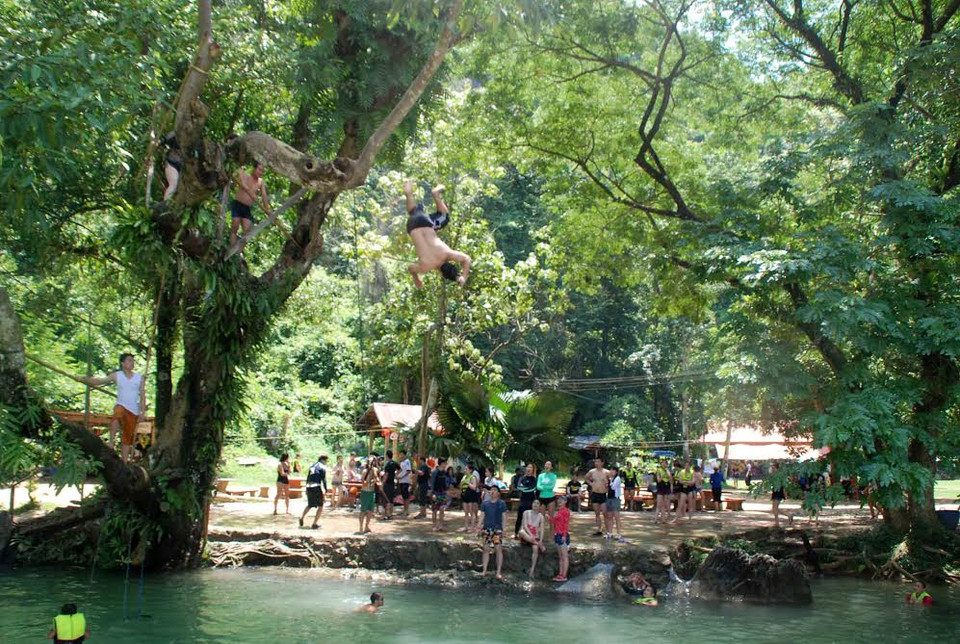 Thích mạo hiểm hơn nữa thì có trò nhảy cầu. (Ảnh: Phạm Kiên/Vietnam+)