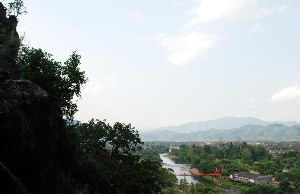 Toàn cảnh Thị trấn Vang Vieng nhìn từ trên cao. (Ảnh: Phạm Kiên/Vietnam+)