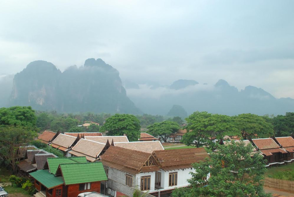 Những căn nhà gỗ nhỏ nằm ẩn mình bên những lùm cây ven sông, đem lại cho Vang Vieng một sự hấp dẫn khó tả. (Ảnh: Phạm Kiên/Vietnam+)