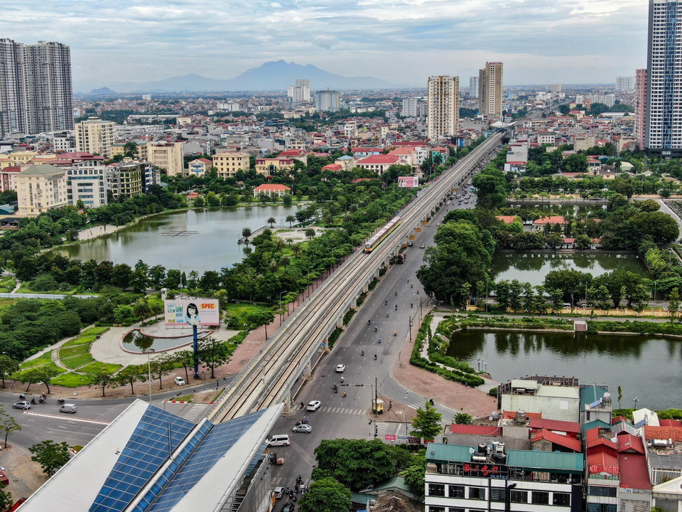 Đoàn tàu chạy qua đường Hồ Tùng Mậu. (Ảnh: Trung Nguyên/TTXVN)