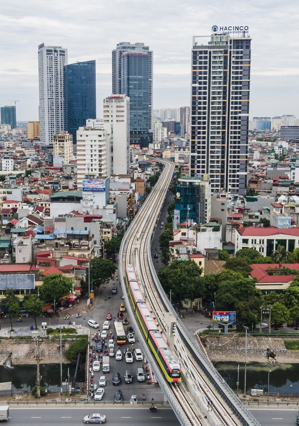 Đoàn tàu chạy qua tuyến đường Cầu Giấy. (Ảnh: TTXVN)