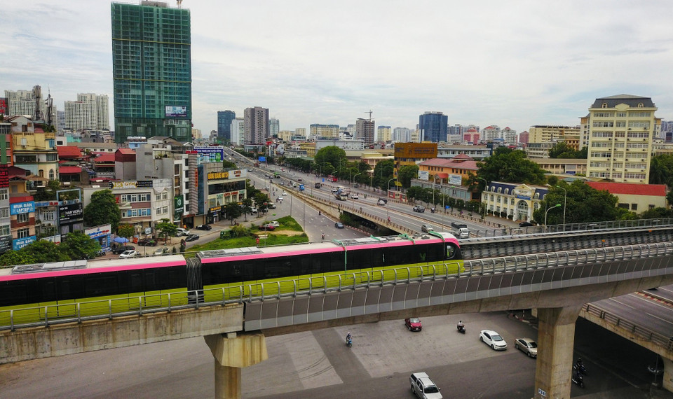 Đoàn tàu chạy dọc tuyến đường Xuân Thủy. (Ảnh: Thành Đạt/TTXVN)