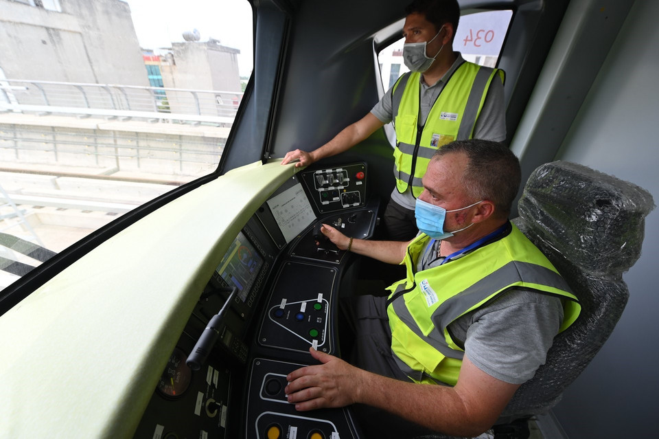 Các kỹ sư vận hành chạy thử nghiệm. (Ảnh: TTXVN)