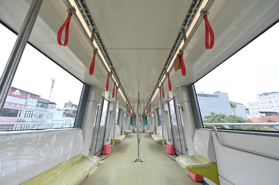 Bên trong đoàn tàu, hiện nay đã có 6/10 đoàn tàu đã về Việt Nam. (Ảnh: TTXVN)