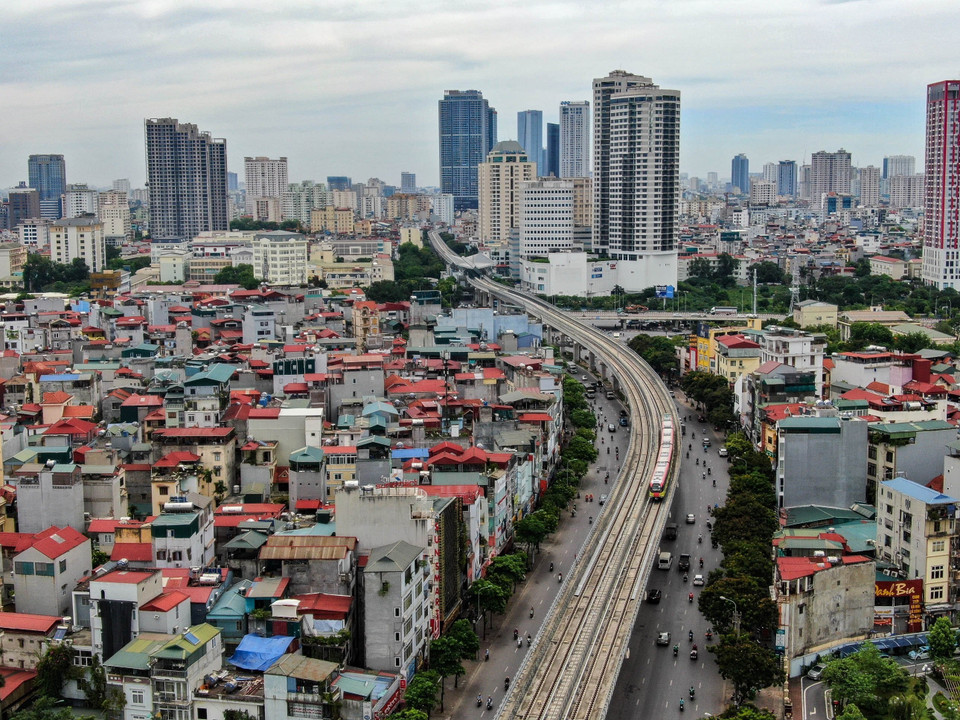 Đoàn tàu chạy qua tuyến đường Nhổn-Ga Hà Nội (đoạn trên cao dài 8,5km từ Nhổn đến Đại học Giao thông vận tải). (Ảnh: Trung Nguyên/TTXVN)